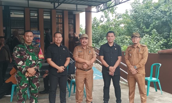 Koordinasi Plt. Camat Sungai Pinang bersama Lurah Sungai Pinang Dalam dan Babinsa mengenai Kunjungan Wapres di Puskesmas Remaja